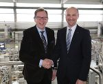 Landesrat Dr. Christian Buchmann gratuliert Zeta-Geschäftsführer Dr. Andreas Marchler zum Großauftrag von Roche.