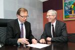 v.l.: Wirtschaftslandesrat Dr. Christian Buchmann mit HTS-Geschäftsführer Dr. Johann Harer.