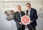 Alois Gölles (li.) und Wirtschaftslandesrat Christian Buchmann mit dem Gütesiegel „Erlebniswelt Wirtschaft – made in Styria“.