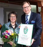 Landesrat Christian Buchmann verlieh das Steirische Landeswappen an Maria Gerstmann.