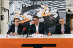 v.l.: Wirtschaftslandesrat Dr. Christian Buchmann, KTM-CEO DI Stefan Pierer und der Projektleiter Sport-Derivat der Audi AG Romolo Liebchen.