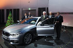 Projektleiter Johann Kistler (4.v.l.) präsentierte Schickhofer (1.v.l.), Schützenhöfer (3.v.l.) und Buchmann (r.) die neue BMW 5er Limousine.
