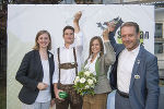Wirtschaftslandesrätin Barbara Eibinger-Miedl (l.) und WKO Steiermark Vizepräsident Andreas Herz (r.) gratulierten den erfolgreichen Lehrlingen. © Fischer