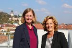 Wirtschaftslandesrätin Barbara Eibinger-Miedl mit der neuen Geschäftsführerin des ACstyria Christa Zengerer. © Land Steiermark