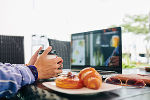 Geschäftsfrau beim Frühstück im Cafe - Stock-Fotografie