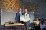 Landesrat Stefan Hermann (l.) gratulierte Geschäftsführer Ernst Lutterschmid (r.) zur Überreichung des steirischen Landeswappens an die Lutterschmied Bau GmbH&Co KG. © Land Steiermark/PB Hermann; bei Quellenangabe honorarfrei