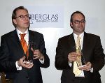 LR Christian Buchmann und Stölzle-Oberglas-GF Franz Xaver Ladengruber präsentieren die Glaskaraffe von Mattheo Thun. Foto: Stölzle