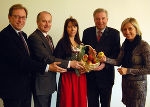 LHStv. Schützenhöfer und sein Regierungsteam begrüßen die Apfelkönigin Marion