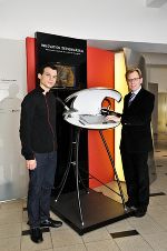 Designer Josef Liebmann-Holzmann mit Wirtschaftslandesrat Christian Buchmann