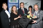 Kraft-Managerin Christian Lund Jakobsen, TECHforTASTE Geschäftsführerin Eva Gombocz, Landesrat Christian Buchmann, Ulrike Zotter und Edelmarmelade-Produzent Hans Staud mit einem Flugkoffer voller steirischer Köstlichkeiten. © Tech for Taste