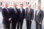 v.l.: Dr. Jan Oliver Huber (Generalsektetär Pharmig Verband der pharmazeutischen Industrie), LR Dr. Christian Buchmann, Univ.-Prof. Dr. Johannes Khinast (Wissenschaftlicher Geschäftsführer RCPE), Mag. Friedrich Faulhammer (Bundesministerium f. Wissenschaft u. Forschung), Univ.-Prof. Dr. Hans Sünkel (Rektor TU Graz) © RCPE/Wiesner