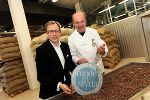 v.l.: Dr. Christian Buchmann (Landesrat für Wirtschaft, Europa und Kultur) mit Josef Zotter