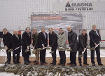 Magna-CEO Jake Hirsch (5. v.l.) nahm gemeinsam mit Landesrat Dr. Christian Buchmann (5.v.r), Landtagspräsident Ing. Manfred Wegscheider (3.v.r.), Landtagsabgeordneten Manfred Kainz (3.v.l.), dem Lannacher Bürgermeister Josef Niggas (4.v.r.), Magna-Europa-Chef Günter Apfalter (4.v.l.) und führenden Magna-Managern den feierlichen Spatenstich zur Erweiterung des Unternehmens vor. © Magna Powertrain Magna-CEO Jake Hirsch (5. v.l.) nahm gemeinsam mit Landesrat Dr. Christian Buchmann (5.v.r), Landtagspräsident Ing. Manfred Wegscheider (3.v.r.), Landtagsabgeordneten Manfred Kainz (3.v.l.), dem Lannacher Bürgermeister Josef Niggas (4.v.r.), Magna-Europa-Chef Günter Apfalter (4.v.l.) und führenden Magna-Managern den feierlichen Spatenstich zur Erweiterung des Unternehmens vor.
