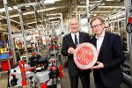v.l.: Ing. Klaus Rainer (Geschäftsleiter der AL-KO GmbH) und Dr. Christian Buchmann (Landesrat für Wirtschaft, Europa und Kultur) © Creative Industries Styria