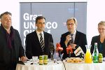 v.l.: Eberhard Schrempf (GF Creative Industries Styria), Siegfried Nagl (Bürgermeister der Stadt Graz), Christian Buchmann (Landesrat für Wirtschaft, Europa und Kultur), Lisa Rücker (Vizebürgermeisterin der Stadt Graz) © ochoresotto v.l.: Eberhard Schrempf (GF Creative Industries Styria), Siegfried Nagl (Bürgermeister der Stadt Graz), Christian Buchmann (Landesrat für Wirtschaft, Europa und Kultur), Lisa Rücker (Vizebürgermeisterin der Stadt Graz)