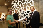 v.l.: Georg Wanker, Roman Wratschko, Philipp Haselwander (Edelweiss Industrial Design), Eberhard Schrempf (Creative Industries Styria | designforum Steiermark), Christian Buchmann (Landesrat für Wirtschaft, Europa und Kultur) © Creative Industries Styria