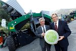 Landesrat Dr. Christian Buchmann (r.) überreichte Komptech-Geschäftsführer Ing. Josef Heissenberger das Gütesiegel "Erlebniswelt Wirtschaft - made in Styria". © Creative Industries Styria