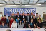 v.l.: Ferdinand Fladischer (Direktor Landesberufsschule 6 Graz-St. Peter), Josef Herk, Christian Buchmann, Hubert Neuper und Helmuth Lexer mit Lehrlingen der Landesberufsschule 6. © Klement