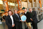 v.l.: Philipp Raunigg (Geschäftsführer Raunigg und Partner), Christian Buchmann (Wirtschaftslandesrat), Gerald Hochstrasser (Geschäftsführer Destillerie Hochstrasser), Heinz Brenner (Einrichtungsplaner). © Creative Industries Styria v.l.: Philipp Raunigg (Geschäftsführer Raunigg und Partner), Christian Buchmann (Wirtschaftslandesrat), Gerald Hochstrasser (Geschäftsführer Destillerie Hochstrasser), Heinz Brenner (Einrichtungsplaner).