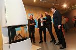 Eberhard Schrempf (Geschäftsführer Creative Industries Styria), Christian Buchmann (Landesrat für Wirtschaft, Europa und Kultur), Christopher Gloning (motion code: blue) und Christian Gumpold (motion code: blue) vor dem Prototyp für einen organisch gestalteten Kamin © Doppelpunkt