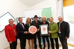 Wirtschaftslandesrat Christian Buchmann überreicht das Gütesiegel „Erlebniswelt Wirtschaft – made in Styria“ (v.l.n.r.): Helmut Buchgraber, Bgm. Gemeinde Auersbach; Christian Buchmann, Wirtschaftslandesrat; Bettina und Franz Habel, Vulcano Schinkenmanufaktur; Nora Trierenberg, Weingut Georgiberg; Josef Ober, Landtagsabgeordneter; Anton Gangl, Landtagsabgeordneter © CIS Wirtschaftslandesrat Christian Buchmann überreicht das Gütesiegel „Erlebniswelt Wirtschaft – made in Styria“ (v.l.n.r.): Helmut Buchgraber, Bgm. Gemeinde Auersbach; Christian Buchmann, Wirtschaftslandesrat; Bettina und Franz Habel, Vulcano Schinkenmanufaktur; Nora Trierenberg, Weingut Georgiberg; Josef Ober, Landtagsabgeordneter; Anton Gangl, Landtagsabgeordneter