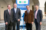 v.l.: Ing. Herbert Ritter (Geschäftsführer M&R Automation GmbH), DI Robert Schwarz (Geschäftsführer VTU Holding GmbH), Dr. Christian Buchmann (Landesrat für Wirtschaft, Europa und Kultur), DI Dr. Robert Gfrerer (Clustermanager HTS). © Manninger / HTS