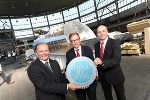 v.l.: Karl Grabner (Binder + Co AG), Christian Buchmann (Wirtschaftslandesrat), Jörg Rosegger (Binder + Co AG). © Creative Industries Styria v.l.: Karl Grabner (Binder + Co AG), Christian Buchmann (Wirtschaftslandesrat), Jörg Rosegger (Binder + Co AG).