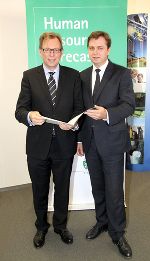 v.l.: Dr. Christian Buchmann (Wirtschaftslandesrat), Dr. Franz Prettenthaler (Joanneum Research). © steiermark.at/Schüttbacher