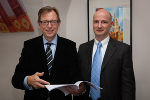 v.l.: Dr. Christian Buchmann (Landesrat f. Wirtschaft, Europa und Kultur), Florian Schwillinsky (Leiter des International Central European Institute Vienna). © kk v.l.: Dr. Christian Buchmann (Landesrat f. Wirtschaft, Europa und Kultur), Florian Schwillinsky (Leiter des International Central European Institute Vienna).