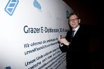 Wirtschaftslandesrat Christian Buchmann unterzeichnet die E-Deklaration. © Lunghammer Wirtschaftslandesrat Christian Buchmann unterzeichnet die E-Deklaration.