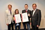 WKO Steiermark Präsident Josef Herk (l.) und Wirtschaftslandesrat Christian Buchmann (r.) mit den beiden Medaillengewinnern Christina Peinthor und Wolfgang Fank. © Fischer WKO Steiermark Präsident Josef Herk (l.) und Wirtschaftslandesrat Christian Buchmann (r.) mit den beiden Medaillengewinnern Christina Peinthor und Wolfgang Fank.