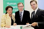 v.l.: Mag. Claudia Brandstätter-Kobalt (Geschäftsführerin Brandstätter Matuschkowitz Marketing GmbH), Dr. Christian Buchmann (Landesrat für Wirtschaft, Europa und Kultur), Dr. Franz Prettenthaler (Leiter der Forschungsgruppe Regionalpolitik, Risiko- und Ressourcenökonomik bei Joanneum Research). © Kommunikation Steiermark/Leiß v.l.: Mag. Claudia Brandstätter-Kobalt (Geschäftsführerin Brandstätter Matuschkowitz Marketing GmbH), Dr. Christian Buchmann (Landesrat für Wirtschaft, Europa und Kultur), Dr. Franz Prettenthaler (Leiter der Forschungsgruppe Regionalpolitik, Risiko- und Ressourcenökonomik bei Joanneum Research).