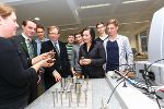 R&D-Manager Jakob Santner präsentiert Wirtschaftslandesrat Christian Buchmann, Landesschulratspräsidentin Elisabeth Meixner und Schülern der HTBLA Kaindorf Meßgeräte im Labor von Anton Paar. © SFG/Frankl R&D-Manager Jakob Santner präsentiert Wirtschaftslandesrat Christian Buchmann, Landesschulratspräsidentin Elisabeth Meixner und Schülern der HTBLA Kaindorf Meßgeräte im Labor von Anton Paar.