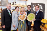 v.l.: Hermann Schützenhöfer (Landeshauptmann-Stellvertreter), Johanna Mikl-Leitner (Bundesministerin für Inneres), Katharina und Georg Rippel-Pirker (erLebzelterei Pirker), Christian Buchmann (Wirtschaftslandesrat). © Creative Industries Styria v.l.: Hermann Schützenhöfer (Landeshauptmann-Stellvertreter), Johanna Mikl-Leitner (Bundesministerin für Inneres), Katharina und Georg Rippel-Pirker (erLebzelterei Pirker), Christian Buchmann (Wirtschaftslandesrat).