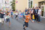 v.l.n.r.: Klasse 3B der Volkschule Krones mit LR Dr. Christian Buchmann (Land Steiermark), Dipl.-Päd. Ursula Lohner (Klassenlehrerin 3b), Dipl.-Päd. Regina Pock (Direktorin der Volkschule Krones), DI (FH) Andreas Rehklau MBA (InnoLab), DI Roberta C. Selbach, MA (CF Comex), Mag. Viktor Larisseger (WKO), Claudio Meluzzi Mendes (Brasilianische Botschaft), Mag. Claus Tüchler (ICS), StR Kurt Hohensinner, MBA (Stadt Graz) © Stadt Graz/Fischer