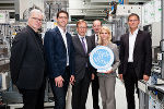 v.l.n.r.: Herbert Purkarthofer (Architekt), Bernd Maier (Geschäftsführer Rubikon Werbeagentur), Christian Buchmann (Wirtschaftslandesrat), Herbert Ritter (Geschäftsführer M&R Automation GmbH), Eva Michailowitsch (Leitung Personal M&R Automation GmbH), Anton Maierhofer (Geschäftsführer M&R Automation GmbH) © CIS