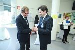 Dr. Christian Buchmann (Landesrat für Wirtschaft, Europa und Kultur) mit Mag. Christian Scherr (Manager Plasma Operations Austria, Baxter). © Baxter / Martin Wiesner