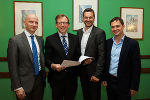 v.l.: Florian Schwillinsky (Studienautor, ICEI), Christian Buchmann (Wirtschaftslandesrat), Bernhard Hammer (Geschäftsführer e² group Umweltengineering GmbH), Bernhard Obermaier (Geschäftsführer Projekt Spielberg Neu GmbH). © Konstantinov v.l.: Florian Schwillinsky (Studienautor, ICEI), Christian Buchmann (Wirtschaftslandesrat), Bernhard Hammer (Geschäftsführer e² group Umweltengineering GmbH), Bernhard Obermaier (Geschäftsführer Projekt Spielberg Neu GmbH).
