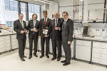 v.l.: Dr. Thomas Klein (GF RCPE), Dr. Johannes Khinast (GF RCPE), DI Dr. Harald Kainz (Rektor TU Graz), Dr. Klaus Nickisch (Executive Vice President Evestra), Dr. Christian Buchmann (Wirtschaftslandesrat). © Friesinger