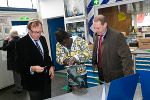 Wirtschaftslandesrat Christian Buchmann und Matthias Koch (Leiter Siemens Mobility Graz) in der Siemens Lehrwerkstätte. © SFG/Frankl Wirtschaftslandesrat Christian Buchmann und Matthias Koch (Leiter Siemens Mobility Graz) in der Siemens Lehrwerkstätte.