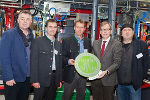 v.l.: Eberhard Schrempf (Geschäftsführer Creative Industries Styria), Florian und Stefan Hampel (Geschäftsführer HAGE Sondermaschinenbau), Wirtschaftslandesrat Christian Buchmann und Luis Siegl (Agentur güteSiegl) mit dem „Erlebniswelt Wirtschaft – made in Styria“-Gütesiegel. © Creative Industries Styria