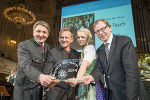 WKO Steiermark Präsident Josef Herk, Spartenobmann Hermann Talowski und Landesrat Christian Buchmann mit der Meisterin des Jahres Anja Tasch. © Fischer