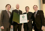 LH Franz Voves, die beiden Firmeneigentümer Jupp Philipp und Hannes Jöbstl mit LR Christian Buchmann bei der Überreichung des Landeswappens (v.l.). © Michaela Grabner