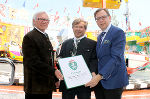 LR Christian Buchmann überreichte an Helmuth und Claus Rüdiger das Landeswappen (v.r.) © steiermark.at/Jammernegg