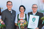 Landesrat Christian Buchmann gratulierte Herta und Josef Hernuß (v.l.) zur Führung des steirischen Landeswappens. © Anna Maria Muchitsch