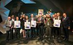 SFG-Geschäftsführer Dr. Burghard Kaltenbeck (l) und Wirtschaftslandesrat Dr. Christian Buchmann mit den Gewinnern des Fast Forward Award 2015. © SFG/Frankl SFG-Geschäftsführer Dr. Burghard Kaltenbeck (l) und Wirtschaftslandesrat Dr. Christian Buchmann mit den Gewinnern des Fast Forward Award 2015.
