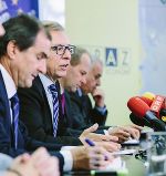 v.l.: Franz Lückler (GF AC Styria), Christian Buchmann (Wirtschaftslandesrat), Andreas Gerstenmayer (CEO AT&S AG), Gerd Brusius (Executive Vice President Sales & Marketing Europa von Magna International). © AC Styria/Kanizaj