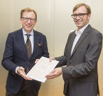 v.l.: Dr. Christian Buchmann (Landesrat für Wirtschaft, Tourismus, Europa und Kultur) gratuliert Mag. Bernhard Weber (Geschäftsführer des Science Park Graz) zu den erfolgreichen Studienergebnissen. © Science Park Graz/Fischer