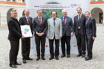 v.l.: Ing. Robert Fasching (CFO CBmed), Dr. Franz Semmernegg (Kapsch BusinessCom), Dr. Christian Buchmann (Wirtschaftslandesrat), Dr. Uwe Oelmüller (Qiagen), Dr. Kurt Zatloukal (Med Uni Graz), Dr. Thomas Pieber (CSO CBmed), Dr. Franz Wurm (Aufsichtsratsvorsitzender CBmed). © CBmed v.l.: Ing. Robert Fasching (CFO CBmed), Dr. Franz Semmernegg (Kapsch BusinessCom), Dr. Christian Buchmann (Wirtschaftslandesrat), Dr. Uwe Oelmüller (Qiagen), Dr. Kurt Zatloukal (Med Uni Graz), Dr. Thomas Pieber (CSO CBmed), Dr. Franz Wurm (Aufsichtsratsvorsitzender CBmed).