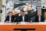 v.l.: Wirtschaftslandesrat Dr. Christian Buchmann, KTM-CEO DI Stefan Pierer und der Projektleiter Sport-Derivat der Audi AG Romolo Liebchen. © Joel Kernasenko